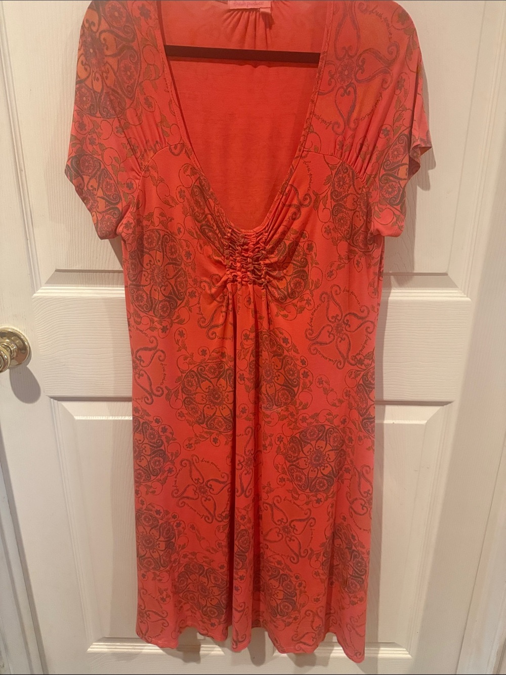 Sz L. Fresh Produce. Coral Short Sleeve V-Neck Midi Dress with Gray Floral Motif